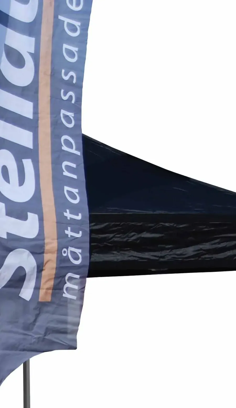 Beachflagga i marinblått vid ett eventtält