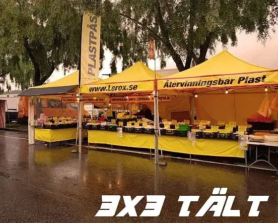 Gula 3x3-tält uppställda i rad på ett torg